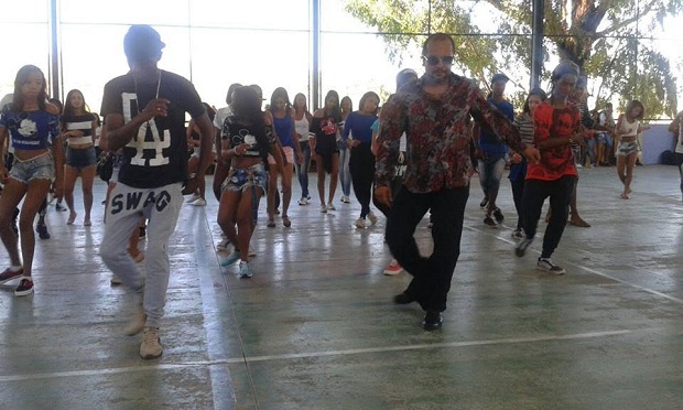 Projeto de dança é uma iniciativa dos alunos em parceria com o professor Anderson. Foto: Arquivo Pessoal